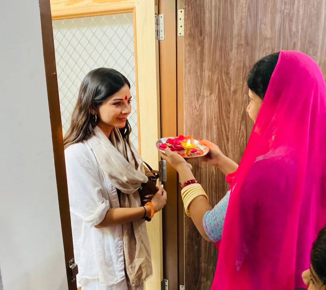 Traditional Aarti thali and vermilion tilak blessing ceremony upon arrival